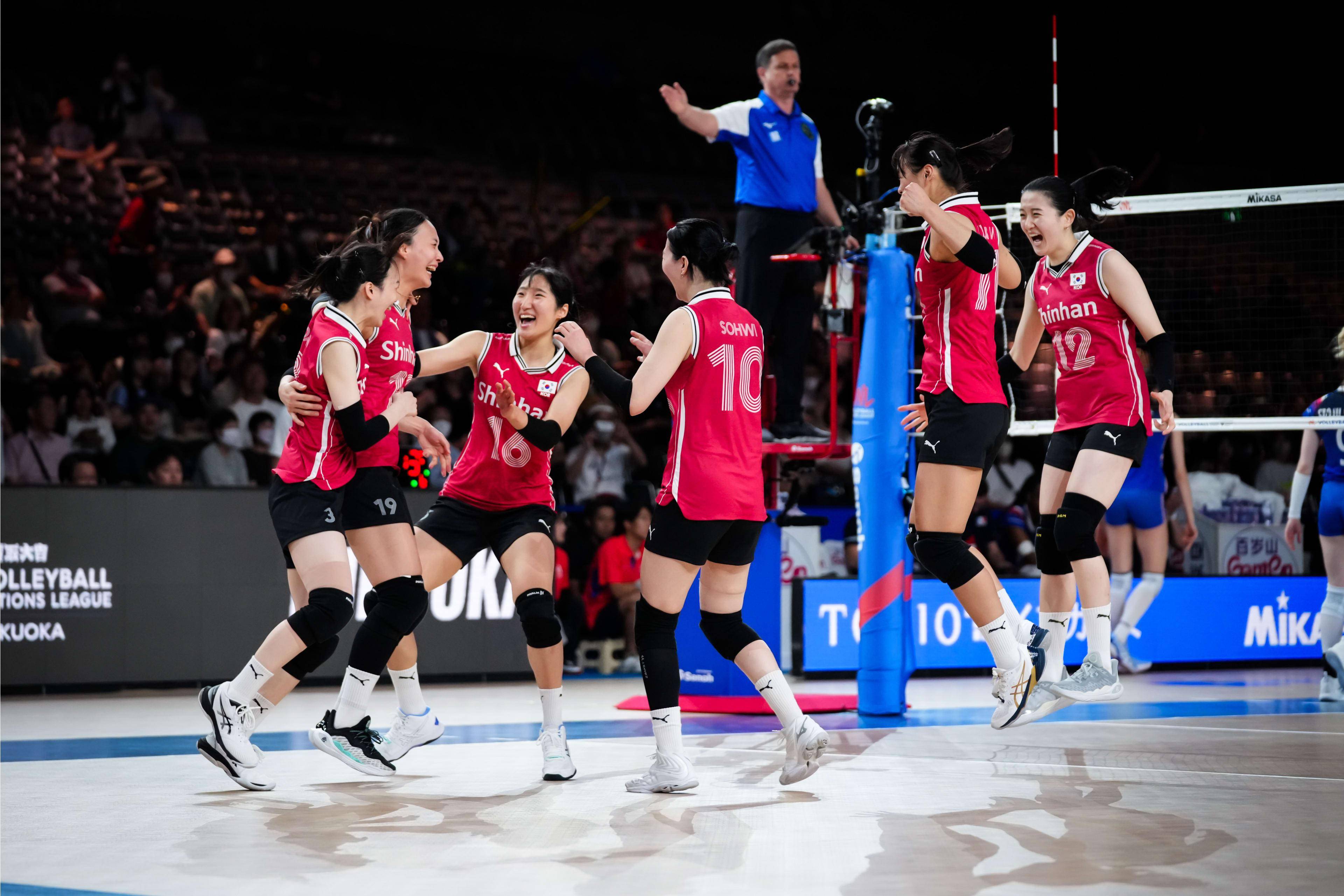 日本女排大胜美国队，掀起一波高潮